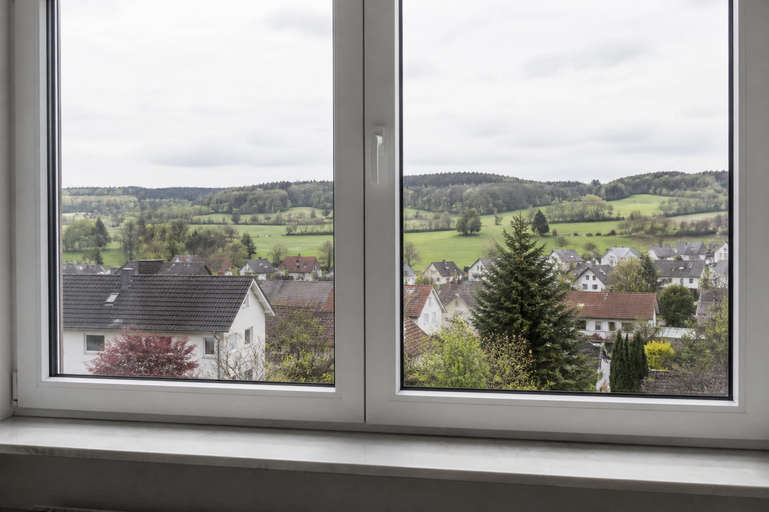 Professionelle Fensterreinigung an einem Wohnhaus